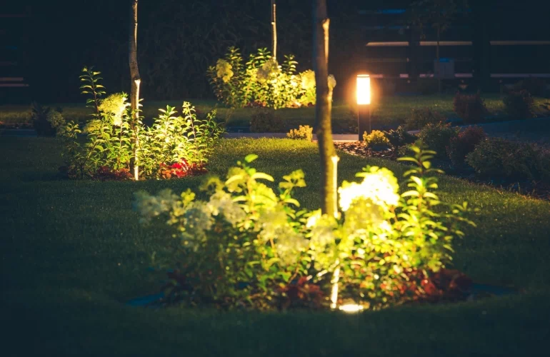 Oświetlony ogród